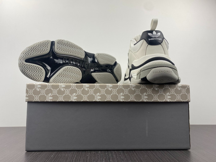 BLCG  ×   ADIDAS  YEESHOES042102